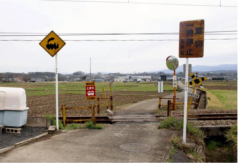 【悲報】女子高生が踏切内に立ち入り死亡　高校デビューに失敗か