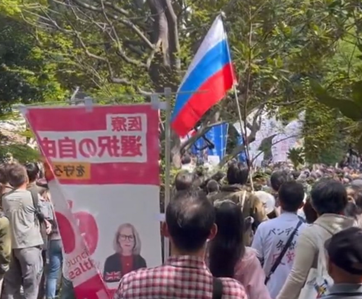 【反ワクのデモにロシア国旗が挙げられていた／画像】全国から反ワクチン派が集まって東京でデモ行進したらしいが、ロシア国旗掲げられていた