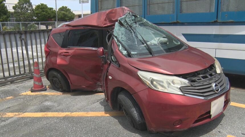 左の縁石に乗り上げ左の電柱に運転席が当たり死亡