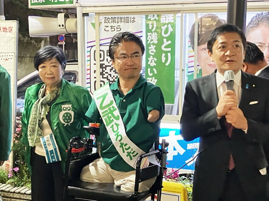 再）【選挙】乙武洋匡氏が街頭演説中に〝危機一髪〟 男が詰め寄りパトカー出動…現場は騒然