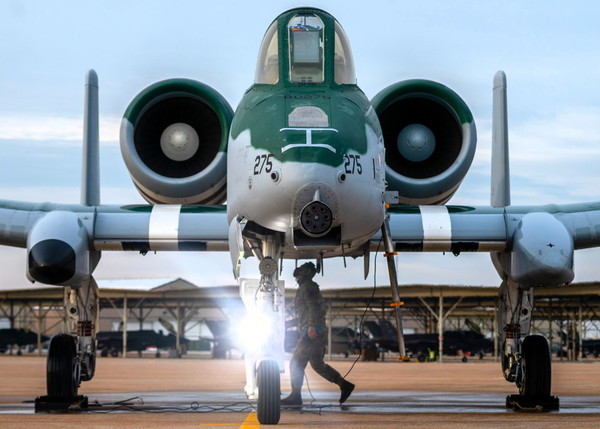 【軍事】「解散します！」米空軍公式「A-10飛行隊」電撃発表が意味するもの 人気機の花形チームに何が