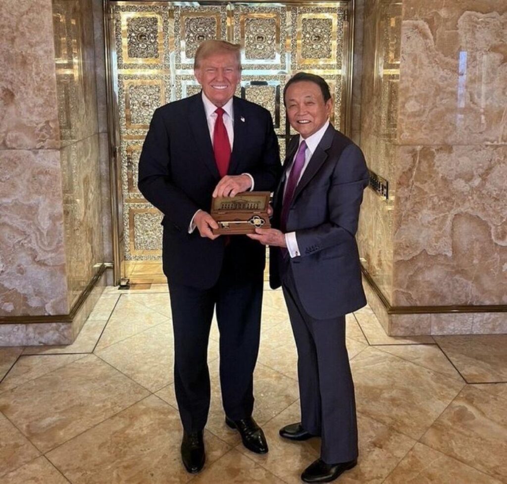 【画像／なんだろう】トランプ大統領と麻生さんが持っているこの鍵！何だと思いますか？どういう意味があると思いますか？