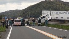 【社会】86歳男性の車、追突のパニックで暴走して5台の車に衝突しまくる。1人死亡…京都