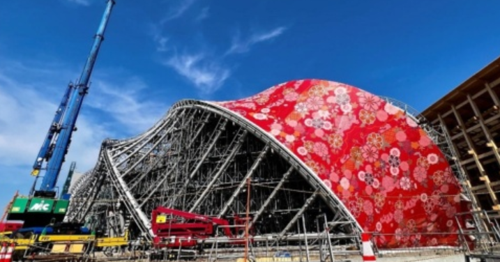 建物が西陣織り。世界よこれが日本の雅だ。万博パビリオン