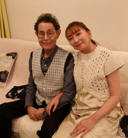 ８１歳・加藤茶、４５歳年下美人妻との腕組み夫婦ショット