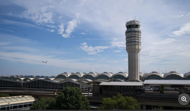 滑走路で旅客機二機が衝突しそうに　管制塔内で叫び声響く　ワシントン