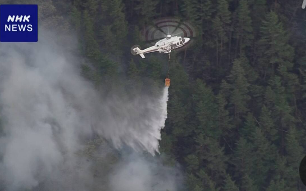 岩手 宮古の山林火災 延焼続く 消火活動難航で上空から放水