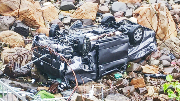 【事故】「追い越した車が崖の下に落ちた」 転落の乗用車運転の35歳女性死亡　同乗の幼児2人も顔など強く打ち重傷　熊本・宇土市