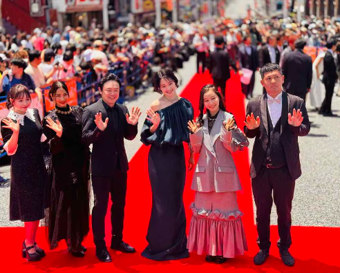 沖縄国際映画祭、最後のレッドカーペット　剛力彩芽さんら豪華俳優陣に歓声鳴り止まず