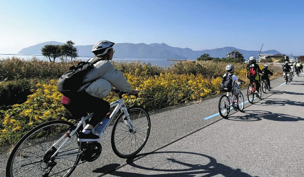 【社会】 「ビワイチ」最多12万8000人快走　琵琶湖一周サイクリング人気