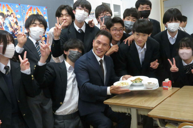 【芸能】市原隼人が中学校の給食タイムにサプライズ登場「ぼくも足立区に住みたかった」ウワサの味を絶賛