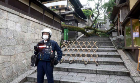 京都の三年坂でサクラの木倒れる、下敷きの男性搬送