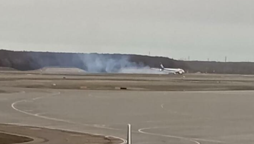 全日空機、新千歳空港に着陸時に機体から煙　滑走路上で停止して原因調査中