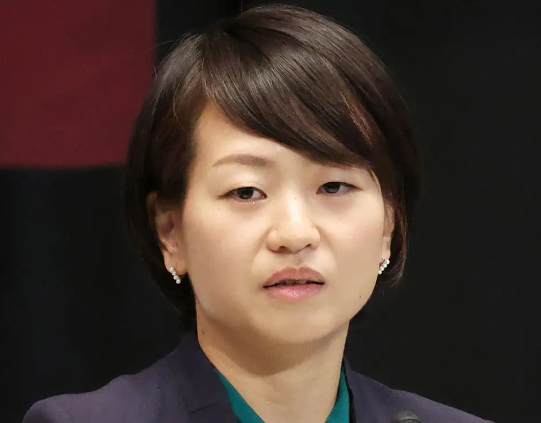 鈴木宗男氏を父に持つ自民女性議員（38）緊迫の委員会中に男性議員と仲良く談笑