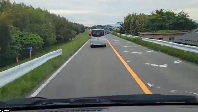 車カス「前の車のタイヤが取れそう。ヤバイヤバイ」←どう見てもお前の方がヤバい