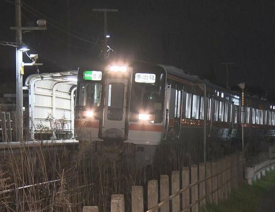 JRの列車内で乗客の男性がナイフ持った女に髪の毛切られる  その後銃刀法違反の現行犯で32歳女を逮捕