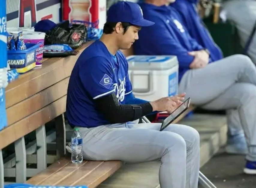 【悲報】一平を失った大谷翔平さん、ぼっちタブレットおじさんになる‥😭