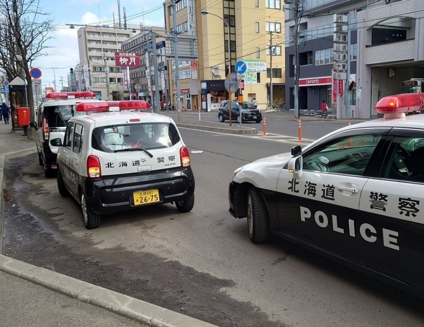 【札幌】「拳銃の様な物を持った人が銀行に来ている」パトカー集結 銀行騒然 "十徳ナイフ"所持 54歳男を逮捕 腰にはモデルガンも…「正当な事をしているだけで違法なことはしていない」