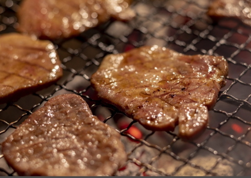 【焼肉ウエスト】従業員が食材の入った段ボール箱に乗る不適切な行動を謝罪　「ヤバいどんどん肉が潰れて行きよる」と動画撮影