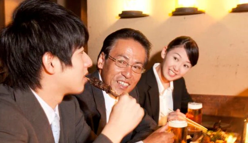 「飲みニケーション」は死語ですか？令和の繁華街で調査　飲酒習慣 10年間で男女ともに半分以下に