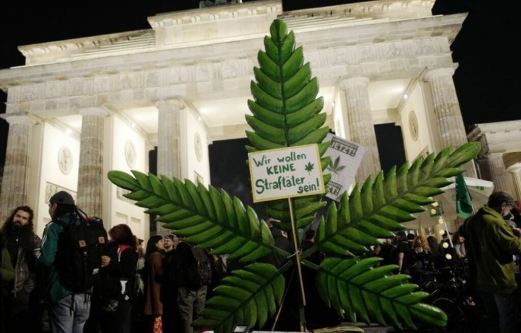 【海外】ドイツで娯楽目的の大麻使用解禁、歓迎の市民は熱狂のお祭り騒ぎ