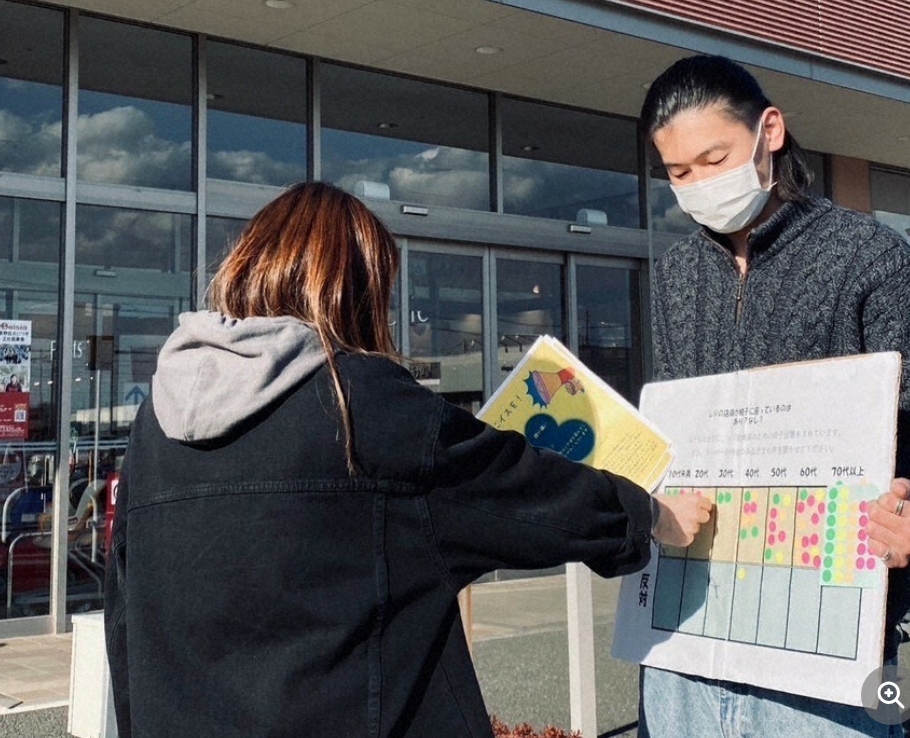 【接客】座って接客はあり？　バイトの「立ちっぱなし」、大学生が声を上げた