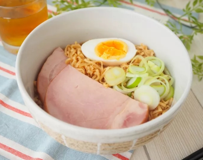 ラーメンのチャーシューがハムのラーメンw