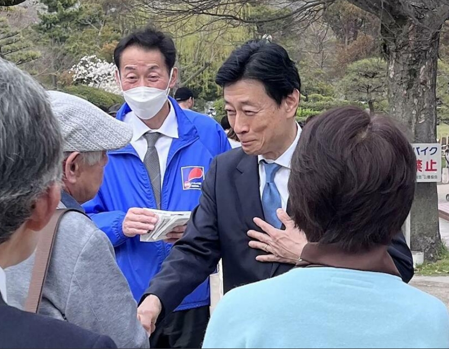 【政治】西村氏、有権者にビラまき謝罪　自民裏金事件で地元明石入り　再起図る決意繰り返す