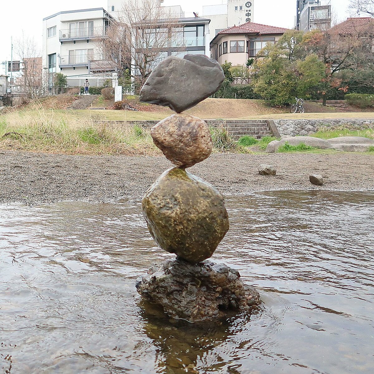 京都市の鴨川で見かける謎の石積み「ロックバランシング」…