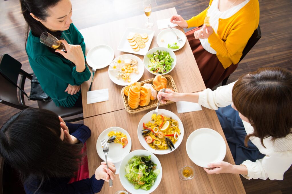 友人との週1のランチ代2000円が「高い」と怒る夫。夫の「飲み会」のほうが高くついてると思うのですが…