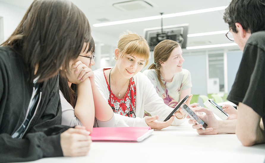 理工学部「技術つきます」 法学部「法の専門家になれます」 外国語学部「英語のプロになれます」