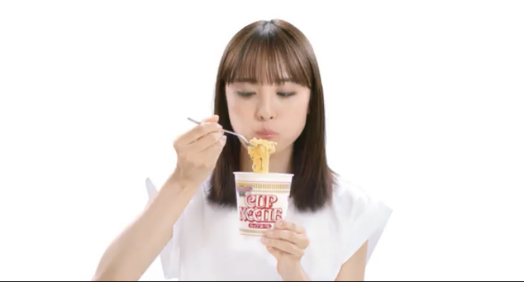 【会社】職場で「豚キムチのカップ麺」を食べる人がいます。かなり匂うのでやめてほしいのですが、注意しても大丈夫でしょうか？ 本人は「節約になるから」と言っています…