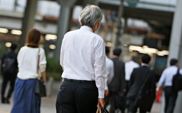 日本、70歳の半数が働く国だった…