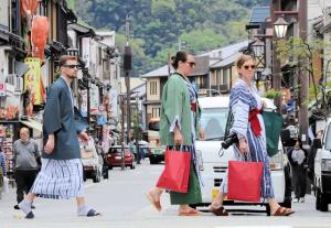 訪日観光客は素泊まり志向？城崎温泉街、食事を提供しない素泊まりの宿泊施設が増加