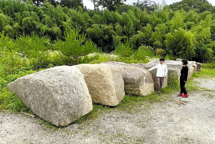 江戸初期の大坂城再建から400年そこにあった「残念石」が大阪万博のトイレに転用されてしまう