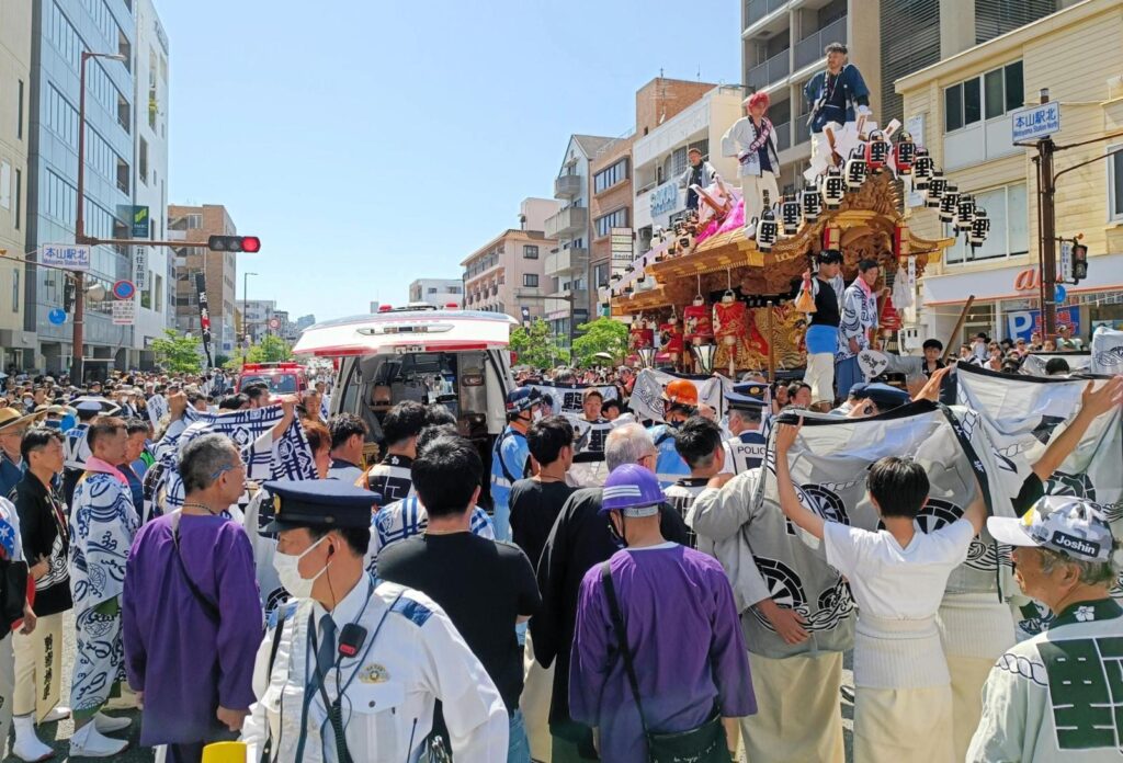 だんじり祭りで神輿と神輿に頭を潰される