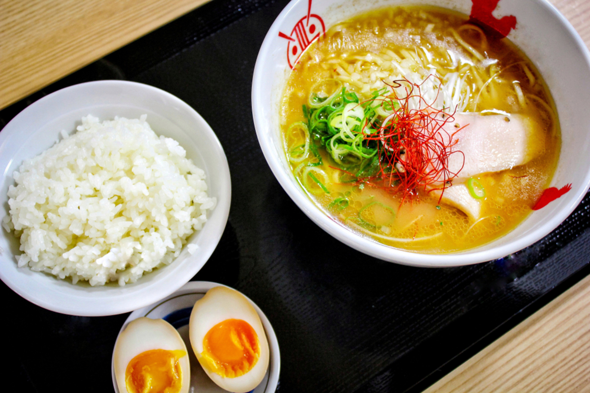 【迷惑行為】注文したラーメンと一緒に持参した白米を食べていたら注意を受けました。注文はしているし、文句を言われる筋合いはないと思うのですが…。