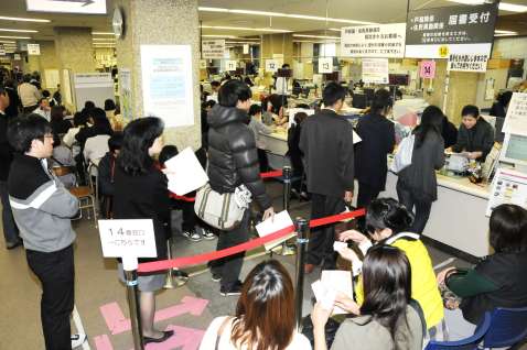 【行政】その効果、想像以上…鹿児島市が導入した「書かない窓口」、繁忙期の平均待ち時間が6割短縮　受け付け漏れも改善