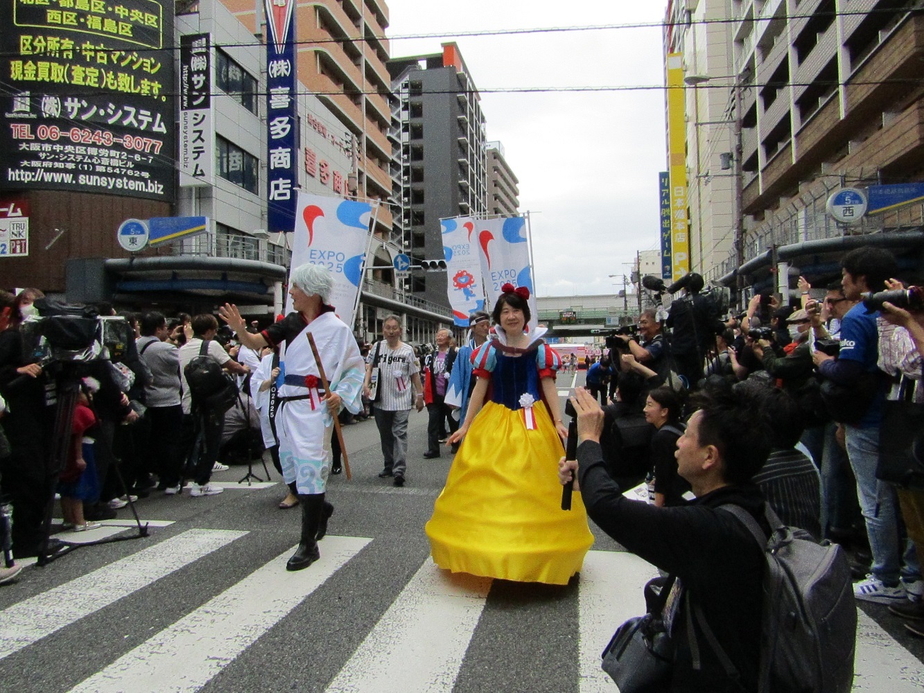 【大阪】国内最大規模コスプレイベント「日本橋ストリートフェスタ」５年ぶりに開催　大阪市長もコスプレ参戦、万博の機運盛り上げ