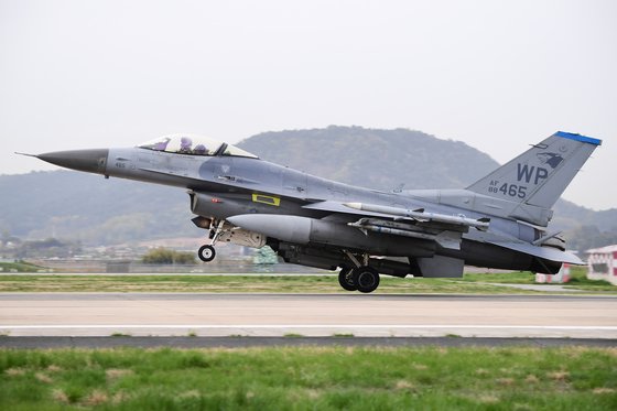 【中央日報】 日本メディア「在日米軍のＦ－１５・１６戦闘機を韓国ではなく自国で整備」