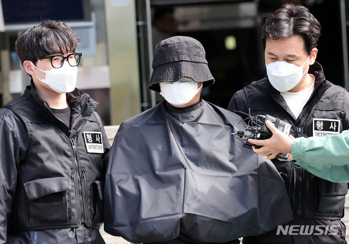 【韓国】YouTuberを裁判所前で刃物で殺害した50代YouTuber、送検