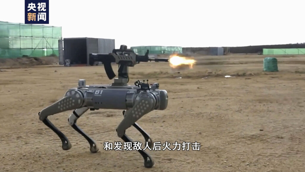 【中国】軍事用「ロボット犬」がライフル背負って演習に登場　敵を攻撃、偵察も