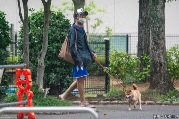 【歌舞伎】市川猿之助「一家心中」事件から丸1年の激変ぶり　愛らしい柴犬とともに公園へ