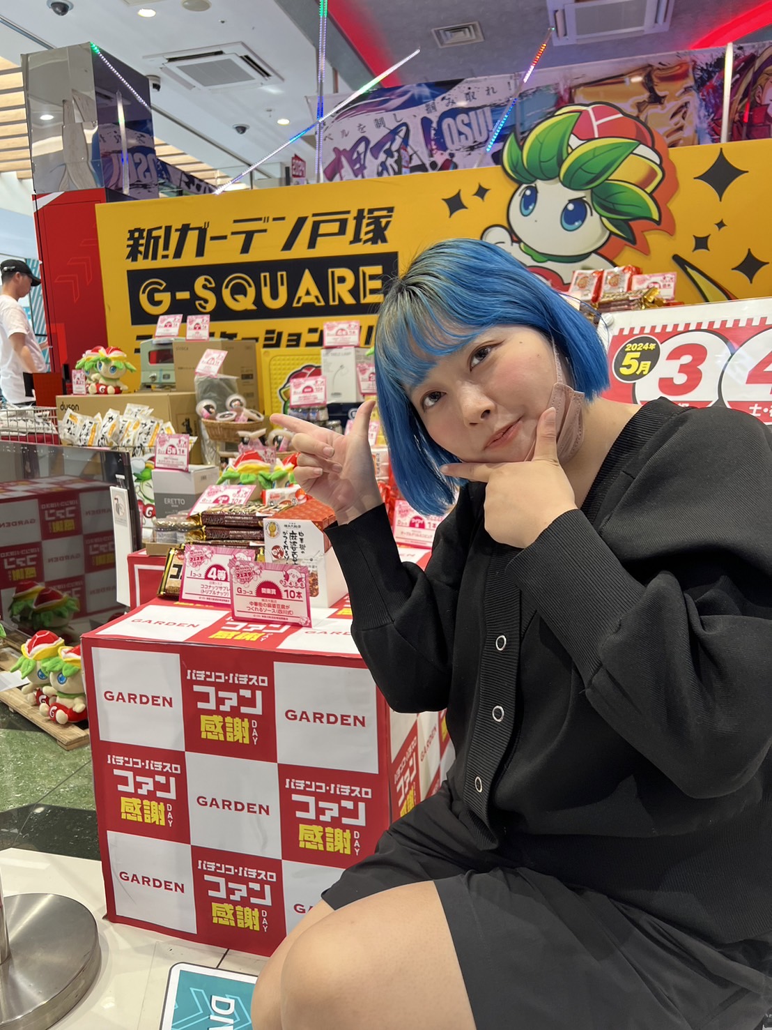 【悲報】人気コスプレイヤーさん、パチンコ屋の営業に行ったら無加工の写真を店側にアップされてしまう