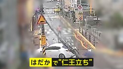 【韓国】 仁王立ちする身長約2mのはだかの男…周囲を威嚇し道路に寝そべる　警察官が確保するまでの一部始終