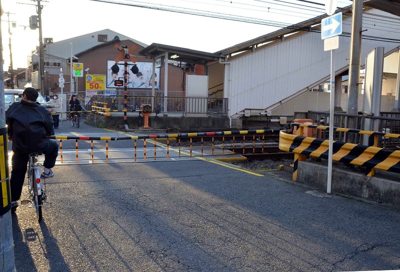 踏切内ではねられ死亡　自転車で転倒、起き上がる途中か　堺　南海高野線