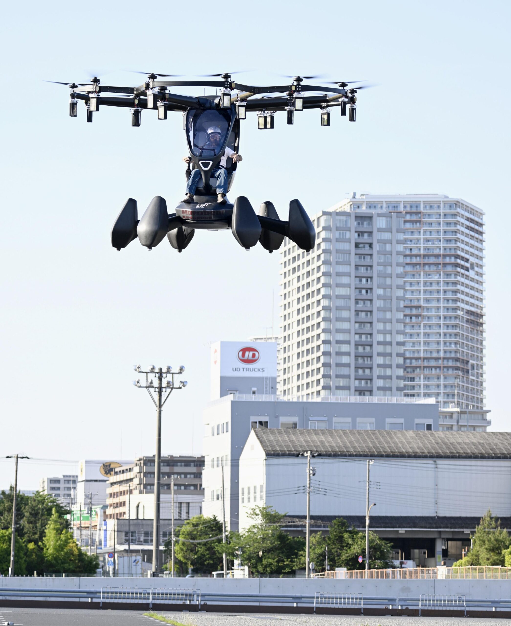 空飛ぶクルマ初飛行　しかし最早クルマの形してない・・・