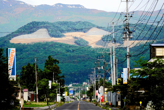 百名山・吾妻山　メガソーラーの工事で山肌がむき出しに　福島市民衝撃