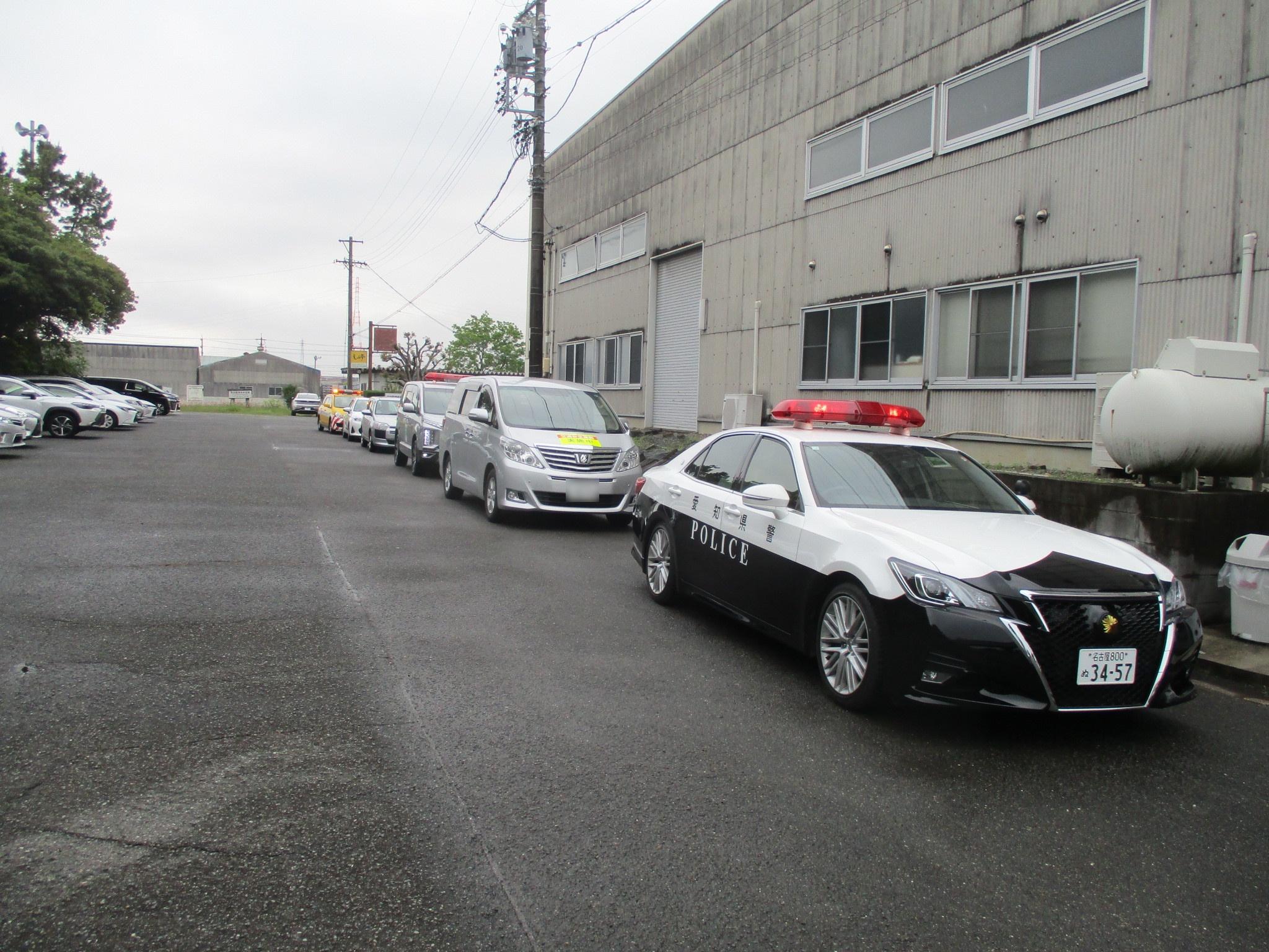 車カスの愛知県警「コンビニ前の歩道で女児がトラック轢かれました。子供の飛び出しに注意しましょう」