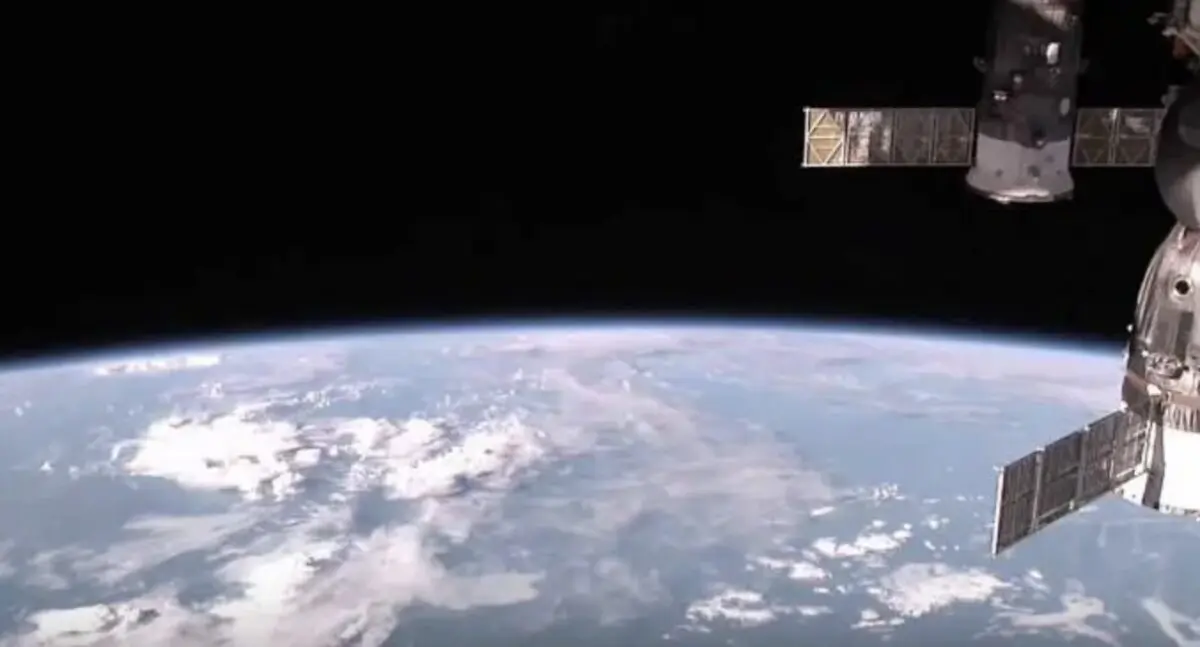 【動画】NASA公式のISSライブ配信で言い逃れできないレベルの物体が映り込む